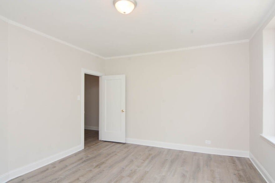 Building Photo - 3335 W Diversey Ave