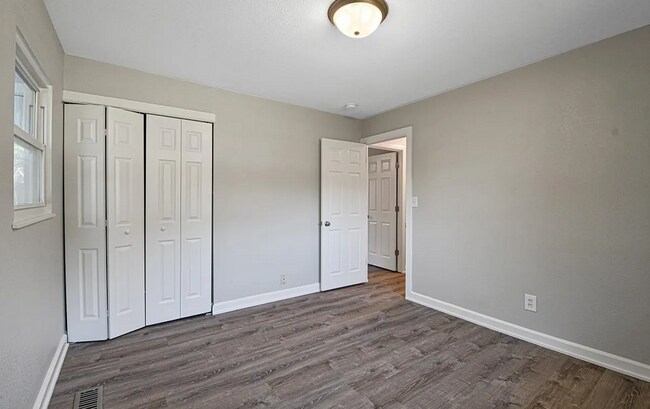 Building Photo - 4 bedroom 2 bathroom located in Champaign- Available August!