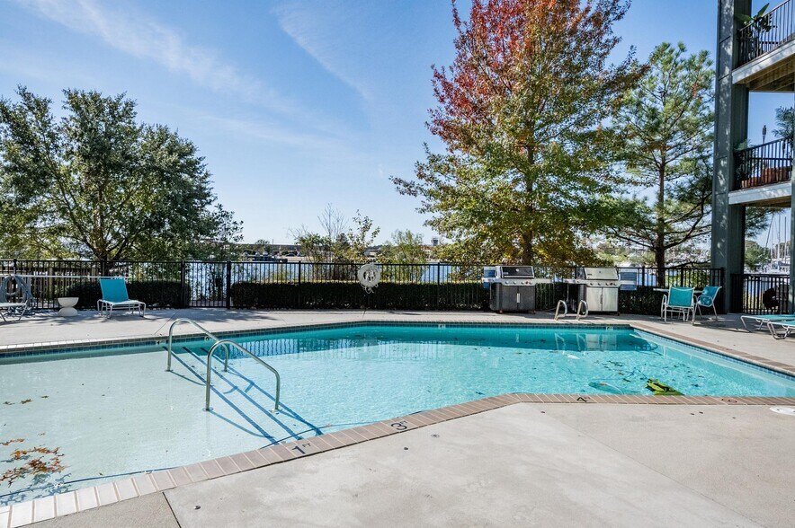 Building Photo - 4921 Pretty Lake Ave