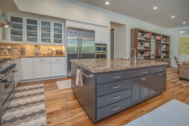 Building Photo - Stunning 4Bed/5bath Home in Kentfield