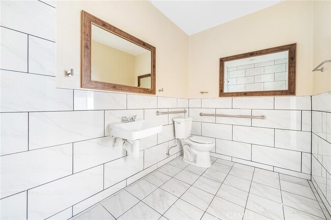 Building Photo - 1002 E 33rd St