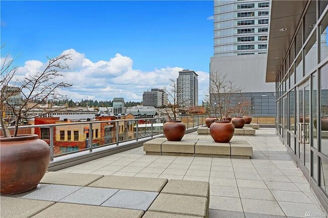 Building Photo - 3Bd/2.5Ba Bellevue Condo