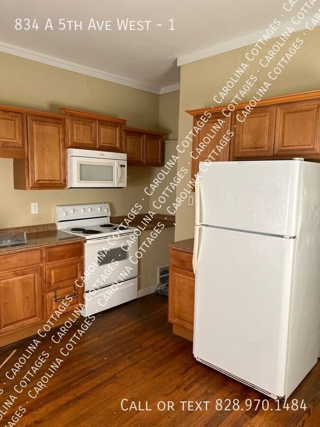 Building Photo - 834 5th Ave W