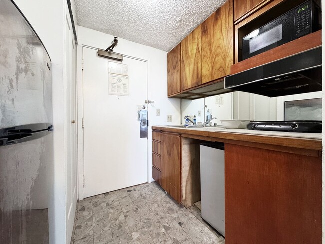 Building Photo - Furnished Waikiki Condo with A/C and Utili...