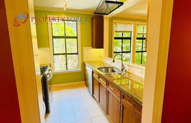 Building Photo - Beautiful 2 Bed 2 bath Available with grea...