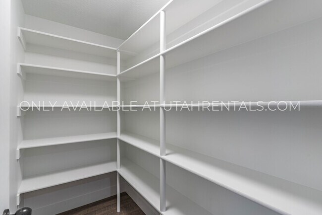 Building Photo - 4143 N Fairfield Dr
