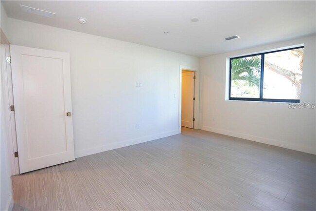 Building Photo - 2814 W Barcelona St