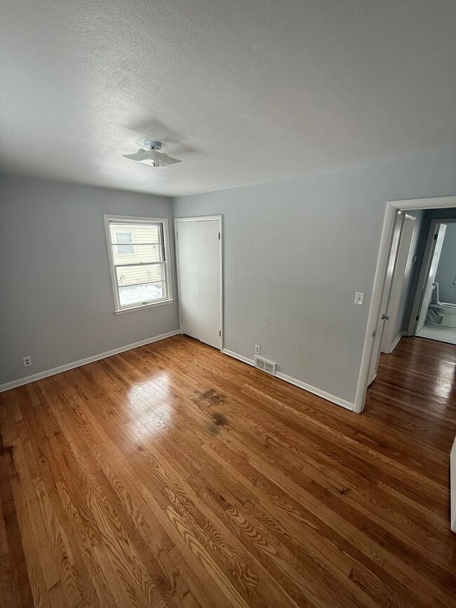 Building Photo - 4 Bedroom / 1 Bathroom House