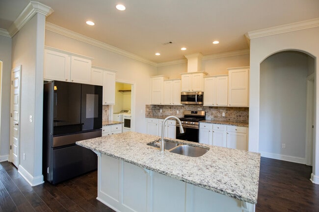 Building Photo - 4000 SW Hollyhock St