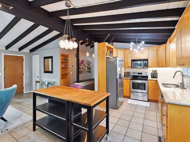 Building Photo - 6017 Halifax Ave S