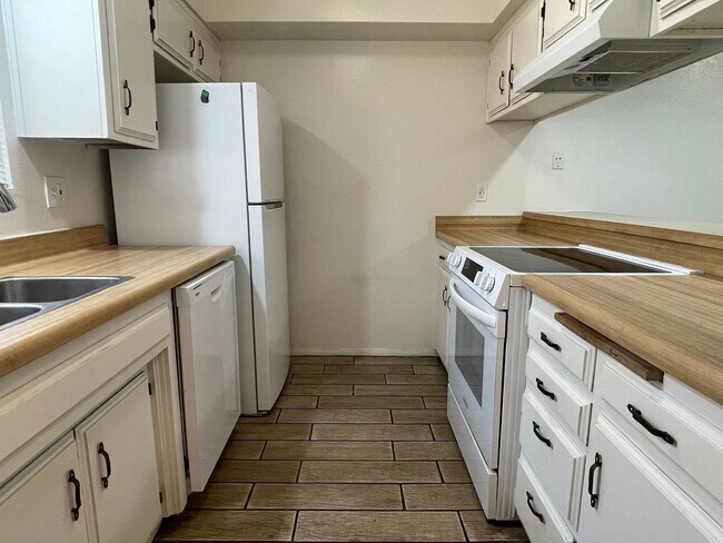 Building Photo - 4504 Tierra Verde St