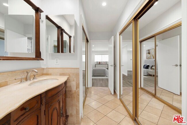 Building Photo - 423 Rexford Dr