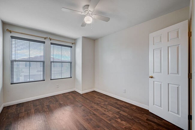 Building Photo - N Las Vegas Beautiful 3 bedroom townhome w...