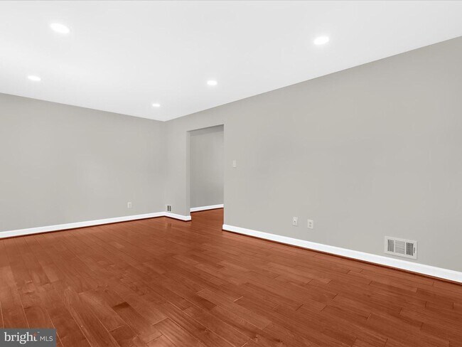 Building Photo - 7896 Pavilion Dr