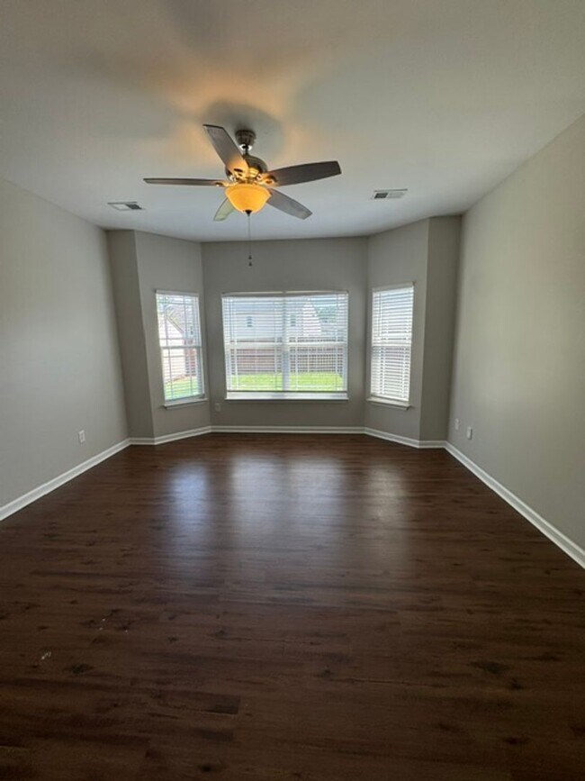 Building Photo - Enjoy this Open Floorplan includes 3 BD-2.5 BA - Master On Main - A Huge Loft/Bonus. Community Po...