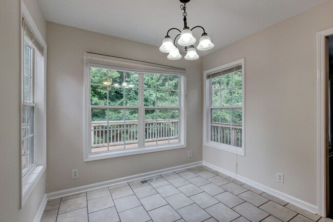 Building Photo - 3 bed 2 bath w sweet basement.  Go