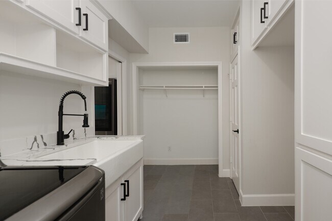 Building Photo - 24 Hornsilver Pl