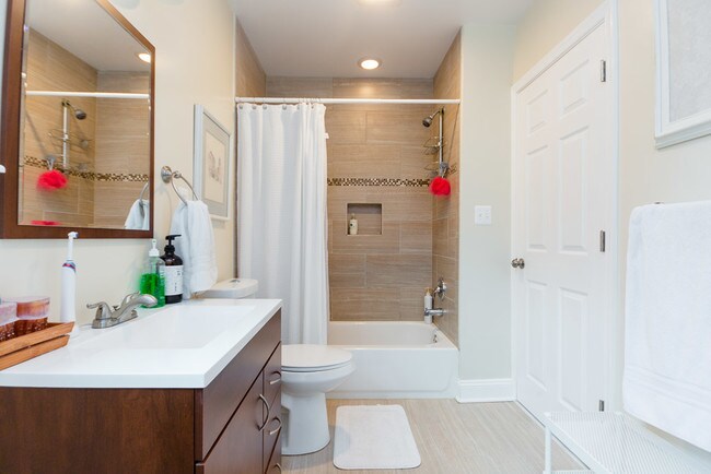 Building Photo - 1319 Corbin Pl NE