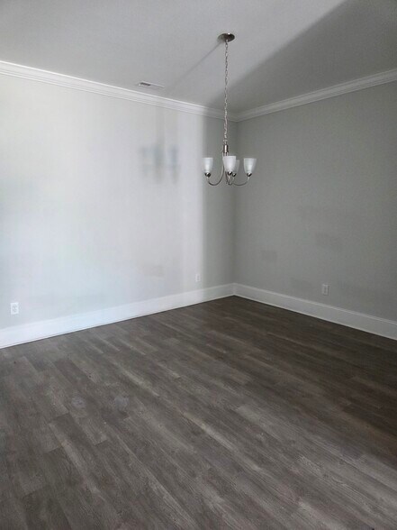 Building Photo - 3237 Gordon Dr