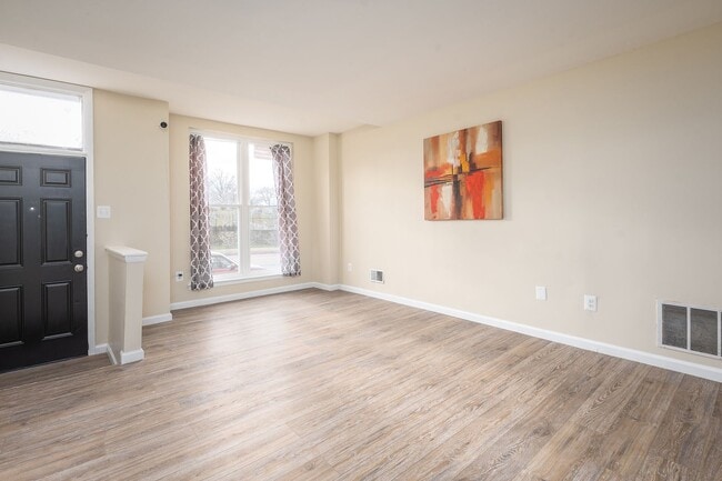 Building Photo - Beautifully renovated single family home