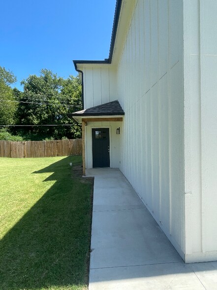 Building Photo - 213 S Fairland Ave
