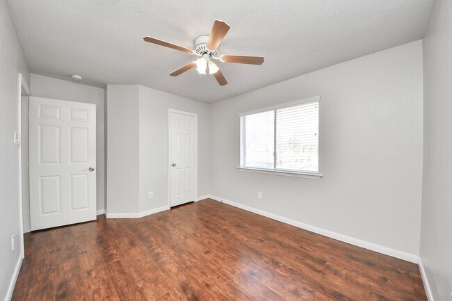 Building Photo - 14706 Cross Jct St