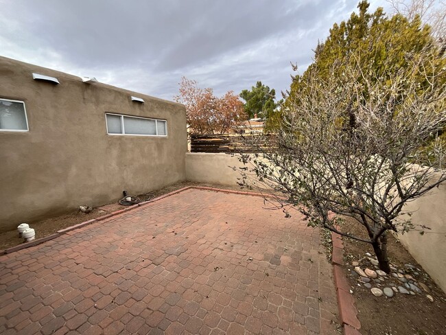 Building Photo - 3 Bedroom Single Story Home Available Near...