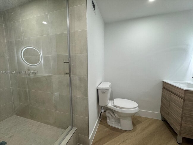 Building Photo - 999 Brickell Bay Dr