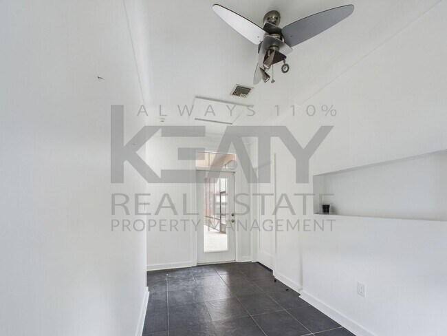 Building Photo - Three Bedroom Home in Sunset!
