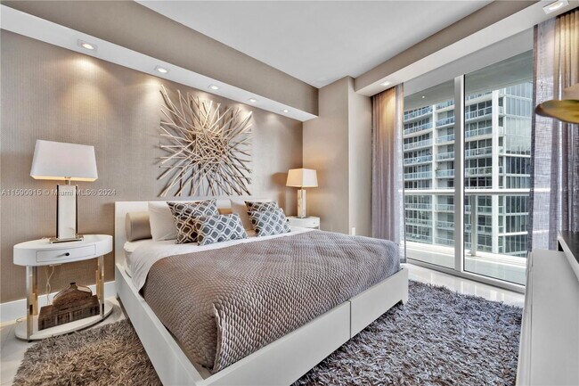 Building Photo - 475 Brickell Ave