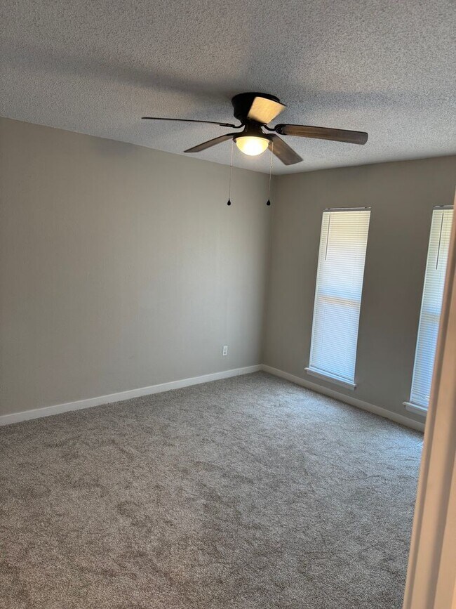 Building Photo - Recently remodeled!