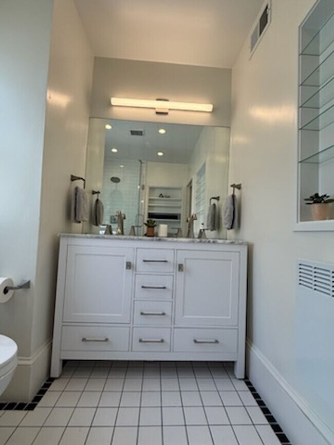 Building Photo - *DREAM LOCATION* 6BR Completely Renovated Duplex