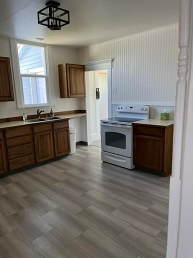 Building Photo - 3 Bed 1 Bath Single Family Home Close to H...
