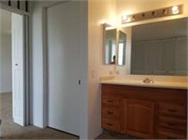 Building Photo - Beautiful golf course views from this Salt Lake - Moanalua condo!