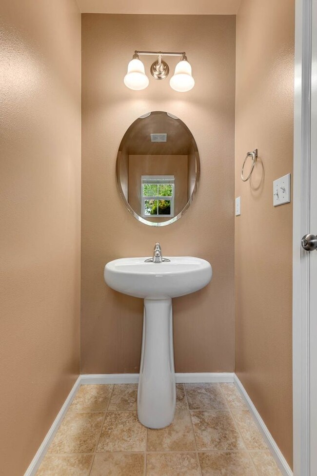 Building Photo - Centrally located 3 Bed/2-1/2 Bath Kenmore...