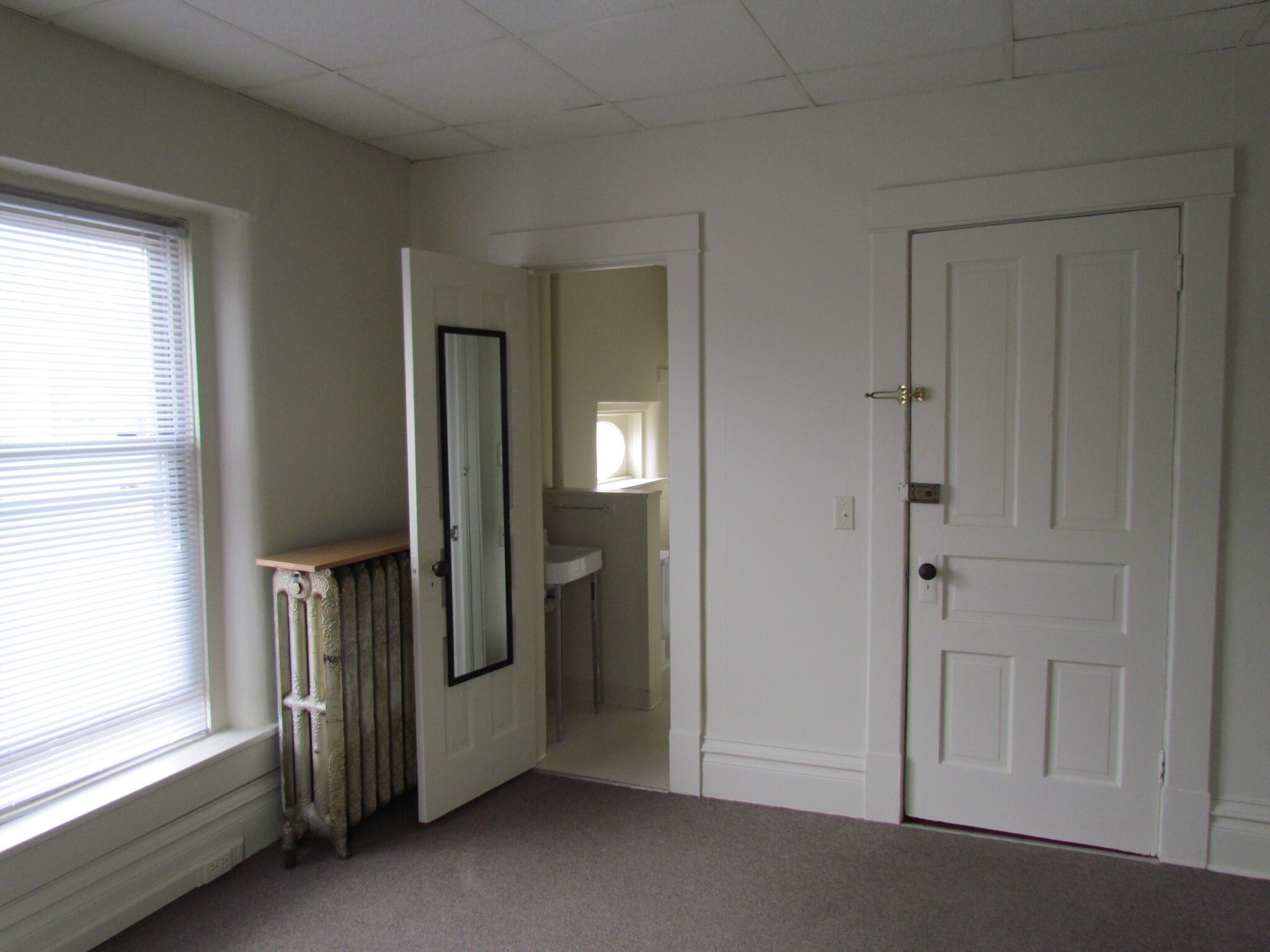 Building Photo - 327 E Cherry St