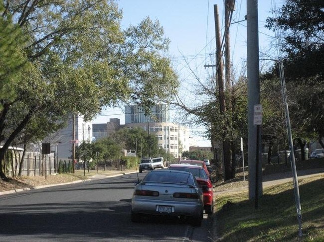 Building Photo - 602 Cherry St