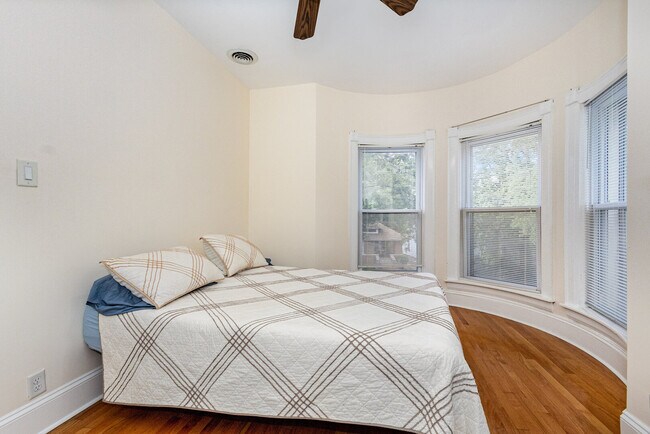 Building Photo - 312 Bridge St