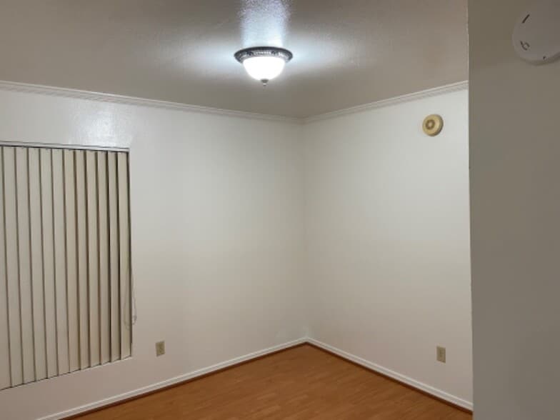 Building Photo - 10331 Lindley Ave