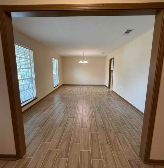 Building Photo - 3011 Cavalier Dr