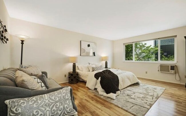 Building Photo - Boutique Condo with Stunning Views of Elliot Bay!