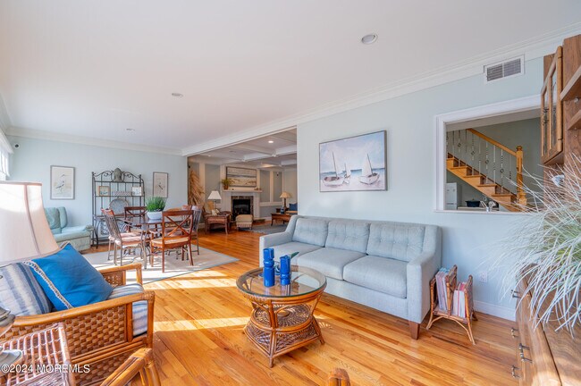 Building Photo - 409 6th Ave