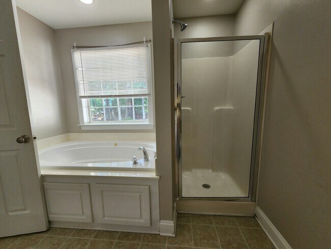 Building Photo - 381 Rosemount Dr