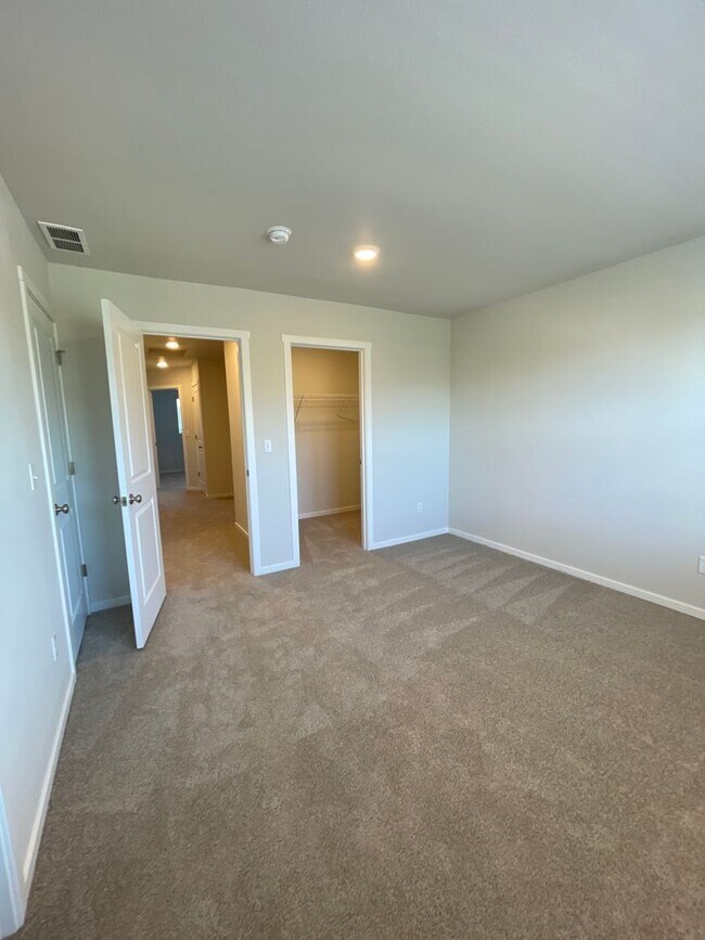 Building Photo - Town Home in NW Redmond's Canyon Ridge