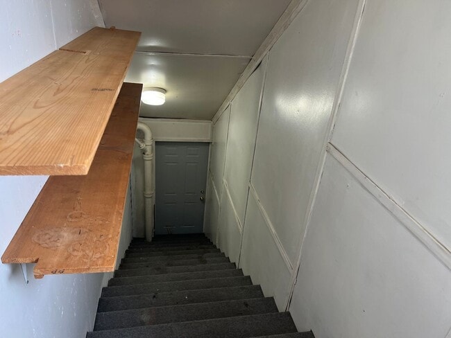 Building Photo - Upstairs 1 bedroom apartment with garage!