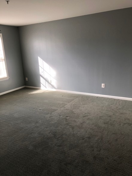 Master Bedroom - 525 Waterford Dr