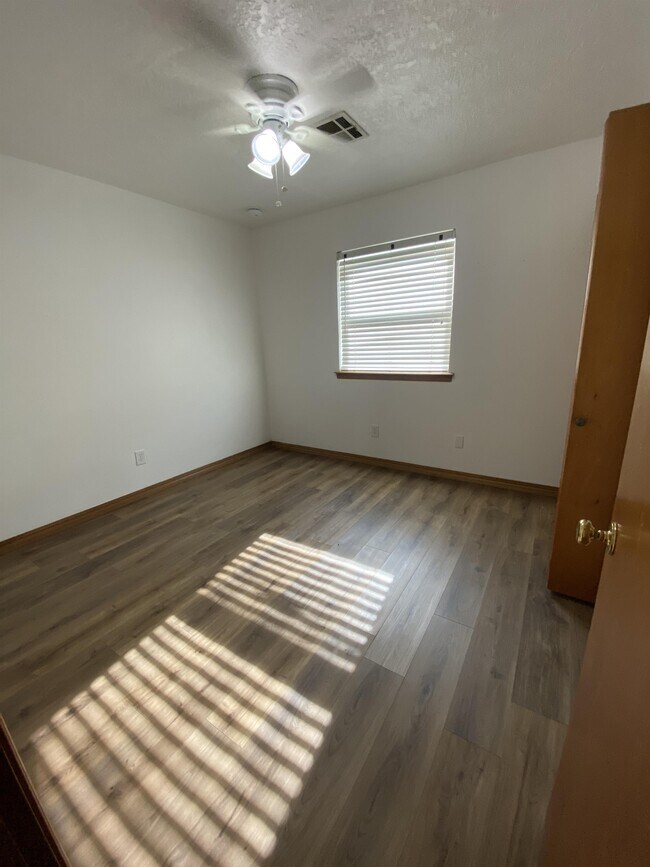 Building Photo - 227 W Ridge Rd