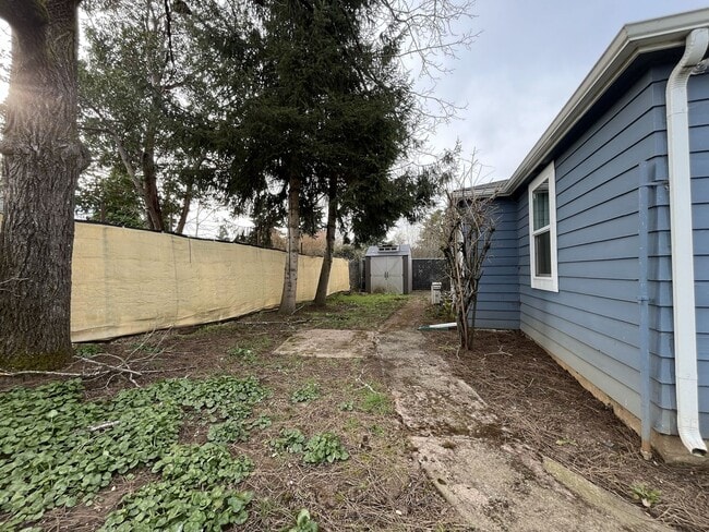 Building Photo - Updated Single-Level 3BD/2BA Home with Stainless Appliances, Expansive Yard & Flexible Layout