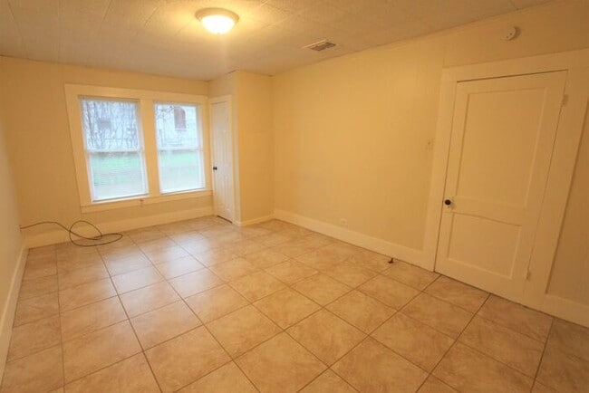 Building Photo - Tour Today! Cozy 2 Bedroom, 1 Bath Duplex ...