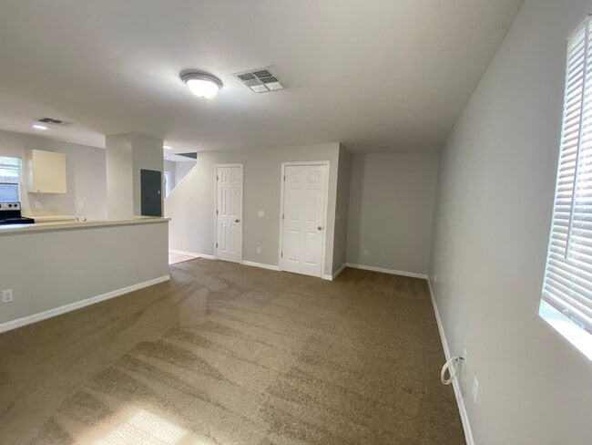 Building Photo - Spacious 2 bedroom, 2 bath duplex located ...